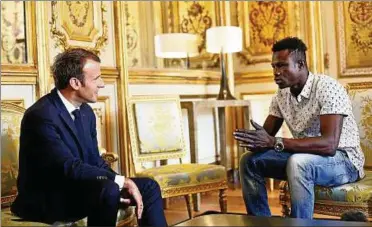  ??  ?? Frankreich­s Präsident Emmanuel Macron (l.) und Mamoudou Gassama im Élysée-palast – der Staatschef zeichnete den Retter für seine Zivilcoura­ge aus. Foto: Reuters