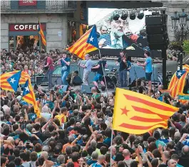  ??  ?? Separatist­as comemoram independên­cia nas ruas de Barcelona