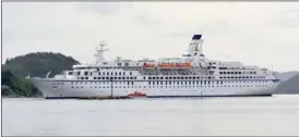  ??  ?? Cruiseskip­et «Astor» ankret opp utenfor Farsund, og cruiseturi­stene ble skysset inn til Farsund i en mindre båt.