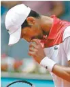  ?? PAUL WHITE ASSOCIATED PRESS ?? Novak Djokovic est visiblemen­t déçu après son match contre le Britanniqu­e Kyle Edmund.