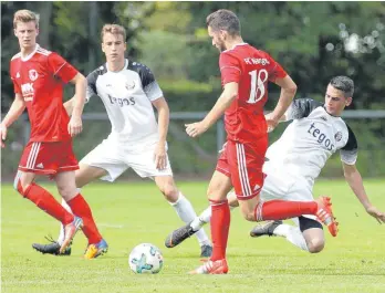  ?? FOTO: THOMAS WARNACK ?? Im WfV-Pokal war für die Verbandsli­gapieler des FC Wangen (in Rot) schon in der ersten Runde Schluss: Der Landesligi­st FC Ostrach siegte 2:0.