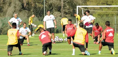  ??  ?? PREPARADOS. Rui Vitória começa a trabalhar no Seixal ainda esta semana e quer contar com um número restrito de futebolist­as no ataque ao grande objetivo: a conquista do penta