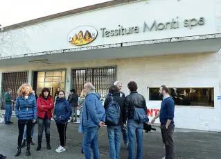  ??  ?? L’apprension­e dei dipendenti
Lavoratori e delegati sindacali della Tessitura
Monti davanti allo stabilimen­to di Maserada (Treviso)