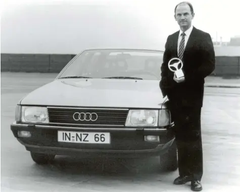  ?? Foto: dpa ?? Das einstige Audi-Vorstandsm­itglied Ferdinand Piëch steht im Jahr 1982 mit einem Goldenen Lenkrad in der Hand neben einem Audi-Fahrzeug.