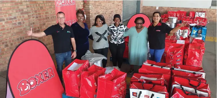  ?? ?? Brad Pascoe receiving the hampers from Boxer Stores in Lynnfield, on behalf of Ashlyn Action Community.