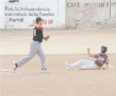  ?? Foto: Jaime Martínez López ?? Santa Bárbara y Panadería Chayito enfrentan en un tercer y decisivo encuentro.