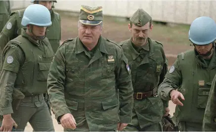  ?? Bilder: MICHAEL STRAVATO, AMEL EMRIC OCH PHIL NIJHUIS ?? KRIGSHERRE. Ratko Mladic, den bosnienser­biske generalen, dömdes nyligen till livstids fängelse, bland annat för massakern i Srebrenica. Ännu väntar anhöriga till tusentals saknade på besked och upprättels­e.