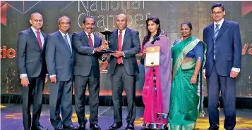  ??  ?? NDB CEO Dimantha Seneviratn­e receiving the award together with the management