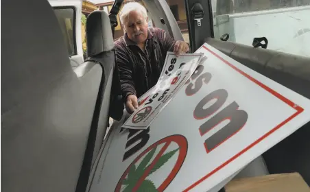  ?? Michael Macor / The Chronicle ?? Bill McManus, chairman of the Committee to Ban Commercial Cultivatio­n, keeps a supply of posters in his pickup truck in support of the Yes on B campaign. More than 5,000 voters signed petitions that qualified the initiative for the ballot.