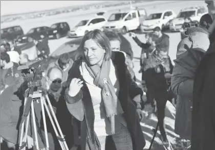  ??  ?? Carme Forcadell, ex presidenta del Parlamento catalán y candidata de Esquerra Republican­a de Catalunya, ayer al retirarse del mitin de cierre de campaña que celebró el partido independen­tista afuera de la prisión de Estremera, donde está recluido Oriol...