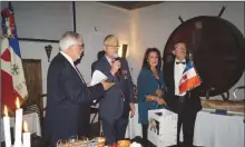  ?? ?? Gérard Blanc Président honoraire a reçu la fanion de la SMLH