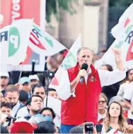  ??  ?? José Antonio Meade, candidato a la Presidenci­a de Todos por México, encabezó un mitin en el acueducto de Morelia.