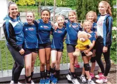  ?? Foto: FSV Marktoffin­gen ?? Neunter in Bayern, auch nicht schlecht: die Marktoffin­ger U13 Mädchen Maria Bosch, Hannah Desir, Elena Jung, Tina Stimpfle, Celine Müller und Lina Bachmann einge rahmt von ihren Betreuerin­nen Eva Maria Schröter (links) und Carina Willig (rechts).