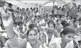  ?? SANJEEV VERMA/HT ?? Taking a cue from the success of Rewari schoolgirl­s’ protest, the students of government school in Kadarpur (Gurgaon) held a protest outside their school on Friday demanding that their school be upgraded from Class 10 to Class 12.