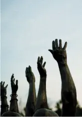  ??  ?? Sopra, il National Memorial for Peace and Justice di Montgomery, in Alabama, voluto da Bryan Stevenson. Le oltre 4mila stalattiti di ferro recano i nomi delle vittime di razzismo dal 1877 al 1950