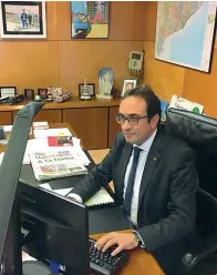  ??  ?? Al lavoro L’ex consiglier­e catalano Josep Rull nel suo ufficio