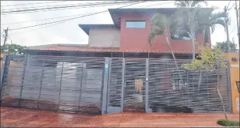  ??  ?? Residencia donde vive el afamado subadminis­trador de Aduanas, Luis Tadeo López, en el barrio San Pablo y que, según los tasadores, cuesta más de US$ 200.000.