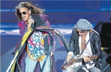  ?? FOTO: DPA ?? Fitte Altrocker: Steven Tyler (li.) und Joe Perry am Freitagabe­nd auf dem Königsplat­z. Von „Aero-Vederci“, wie zuvor angekündig­t, ist in neuesten Interviews nicht mehr die Rede. Die 69 und 66 Jahre alten Herren und ihre drei Kollegen haben noch...