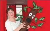  ?? MARKUS STELLE ?? Christina Bartel mit Hieronymus Baum, Hauptfigur im aktuellen Stück, in dem Kinder lernen, wie ein Wald funktionie­rt.