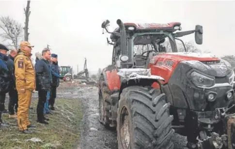  ?? // EFE ?? El presidente polaco Andrzej Duda, durante su visita al lugar del impacto del misil en el pueblo de Przewodow