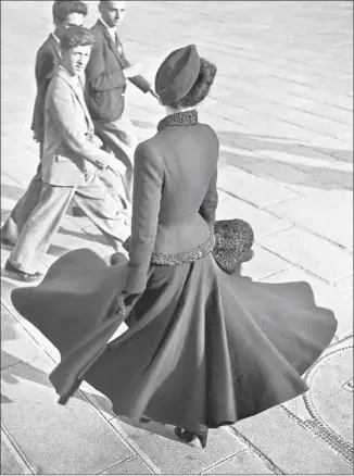  ?? The Richard Avedon Foundation / The J. Paul Getty Museum ?? RICHARD AVEDON’S “Renée, the New Look of Dior,” Place de la Concorde, Paris, August 1947.