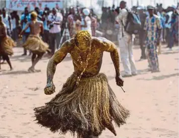  ??  ?? SEORANG pengamal voodoo melakukan tarian sempena Pesta Voodoo di Ouidah,
Benin. Voodoo diisytihar­kan agama rasmi negara di barat Afrika itu pada 1996. Festival yang bermula semalam menarik ramai
pengamal dan pelancong dengan acara
dipenuhi tarian...