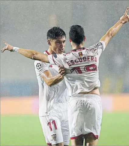  ?? FOTO: EFE ?? Sergio Escudero celebra con su compañero Correa el 0-1 marcado ayer en Estambul