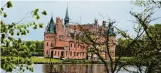  ??  ?? Andersens Fußstapfen in Größe 47 führen durch Odense – los geht es an seinem Geburtshau­s (in Gelb). Und auch auf Schloss Egeskov außerhalb der Stadt (unten Mitte) begrüßt einen der Dichter.