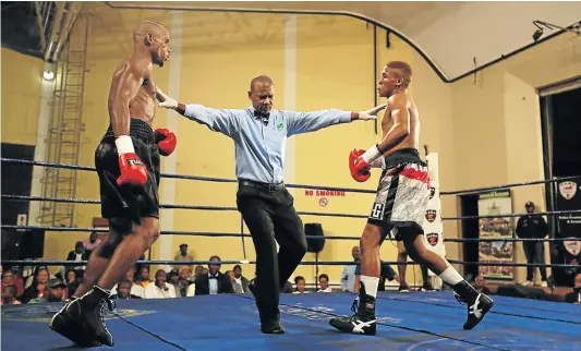  ?? Pictures: MARK ANDREWS ?? KEEPING AT ARM’S LENGTH: Referee Alan Matikane keeps Onke Duku, left, and Uyanda Nogogo apart in their match-up