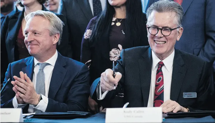  ?? BEN NELMS / BLOOMBERG ?? Maarten Wetselaar, integrated gas and new energies director of Royal Dutch Shell Plc, left, and Andy Calitz, chief executive officer of LNG Canada Developmen­t Inc., sign LNG Canada’s final investment decision in Vancouver on Tuesday.