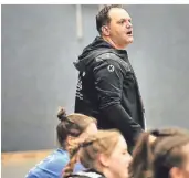  ?? RP-FOTO: STEPHAN KÖHLEN ?? Trainer André Wernicke unterlag mit der HSG Adler in eigener Halle zum Auftakt dem aktuellen Spitzenrei­ter TuS Königsdorf.