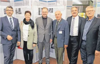  ?? FOTO: GÜNTER VOGEL ?? Oliver Wasem (v. l.), Karin Walter, Jörg Riedlbauer, Hermann Hamma, Josef Rief und Peter Schröder bei der Ausstellun­gseröffnun­g.