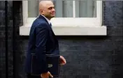  ?? (Photo AFP) ?? Le ministre de l’Intérieur britanniqu­e, Sajid Javid, a annoncé la mise en place d’un « système d’immigratio­n unique, basé sur les qualificat­ions ».