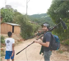  ??  ?? Alentador. El cineasta no pensó llevar tan lejos su proyecto hasta que convivió más con los niños y los entrenador­es.