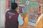  ??  ?? Un inspector de la Profeco coloca un letrero en un comercio debido al Operativo de Vigilancia “Día del Amor y la Amistad 2020”