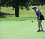  ?? TANIA BARRICKLO — DAILY FREEMAN ?? Chelsea Lapp looks on as her putt fails to drop into the cup on the first hole.