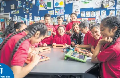  ?? Picture / Michael Craig ?? Jane Dold and students at Panama Rd School, which is installing solar panels.