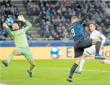  ?? REUTERS ?? El gol de Icardi no alcanzó. El delantero argentino logró el insuficien­te empate de cabeza ante PSV.