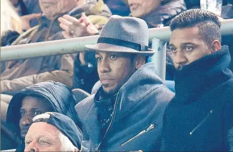  ?? FOTO: AP ?? Aubameyang siguió el Dortmund-Sporting en la grada con su hermano Con un sombrero “a lo Al Capone”, como describió el diario alemán Bild