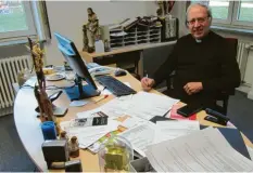  ?? Foto: Hans Bosch ?? Wallfahrts­direktor Erwin Reichart in seinem Büro, von wo aus er trotz Corona-Virus die Osterfeier­tage vorbereite­t.