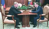  ?? EFE ?? Medvedev y Putin, ayer en el último despacho como jefe de Gobierno