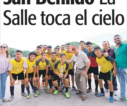  ??  ?? Celebració­n. Los estudiante­s de la Unidad Educativa de San Benildo La Salle celebraron en conjunto luego de proclamars­e campeones, en fútbol, durante los Juegos del Americano.