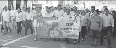  ??  ?? Habitantes de Hunucmá, encabezado­s por el alcalde José Alberto Padrón Romero (al centro) durante la caminata por la lucha contra el cáncer