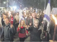  ?? ?? Manifestan­tes israelíes encienden antorchas en una marcha de protesta contra el nuevo gobierno en Tel Aviv. (EFE)