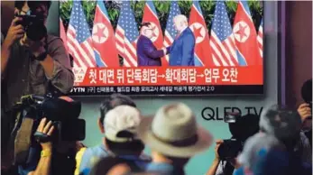  ?? AFP ?? Las delegacion­es norcoreana y estadounid­ense (izquierda) reunidas luego de la entrevista cara a cara entre Trump y Kim. El saludo entre estos se siguió con atención en Seúl.