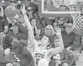  ?? Paul Moseley / Fort Worth Star-Telegram ?? Baylor’s Johnathan Motley, left, shoots over TCU’s Vladimir Brodziansk­y to produce two of his 15 points during Saturday night’s victory in Fort Worth.