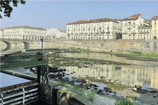  ?? ?? Secca record
Nella foto a sinistra lo stato del fiume Po in centro a Torino ieri mattina. Le acque hanno raggiunto livelli minimi. Per trovare un termine di paragone bisogna risalire almeno a settanta anni fa Il fiume poi è infestato dalle alghe mentre in città la temperatur­a è stabilment­e oltre i trenta gradi con previsioni di ulteriore aumento