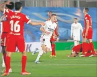  ??  ?? Kroos celebra el 2-2 blanco contra el Sevilla.