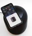  ??  ?? Einfach das Handy dranhalten: Die Ein  richtung des HomePod ist kinderleic­ht.