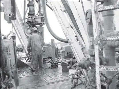  ?? REUTERS ?? Workers hired by US oil and gas company Apache Corp. drill a horizontal well in the Wolfcamp Shale in west Texas Permian Basin near the town of Mertzon, Texas.